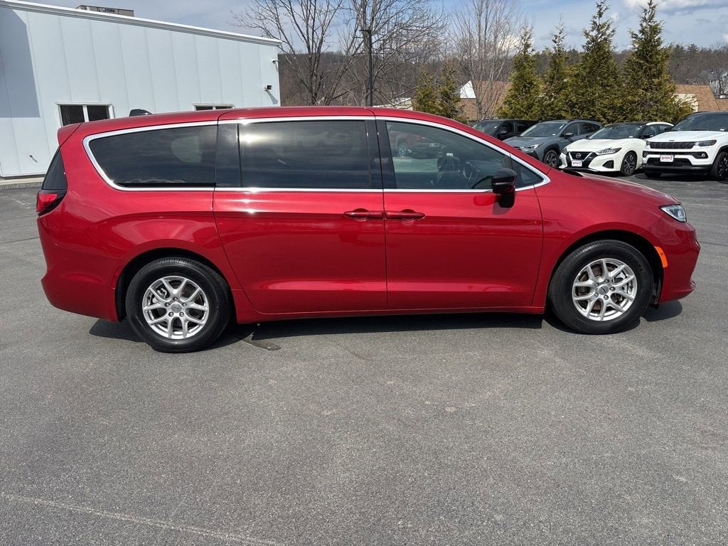 2025 Chrysler Pacifica Select