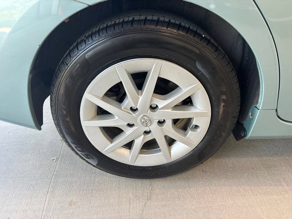 2014 Toyota Prius v Two